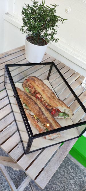 Sandwich demo at Eve, la sandwicherie végétale in Paris
