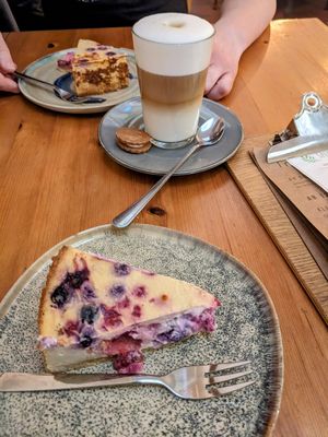 Beeren Cheesecake und Latte Macchiato at Treibgut in Cologne