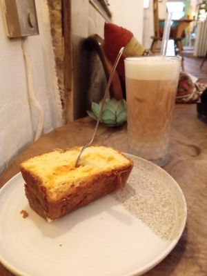 lemon (& tangerine) cake, chai latte at Treibgut in Cologne