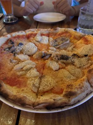 Pizza Margarita mit Kartoffeln  at La Leyenda de L'Antico Forno in Puerto Viejo De Talamanca