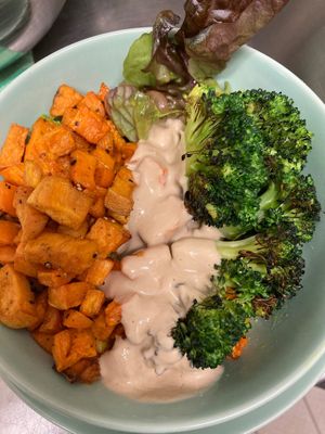 Buddha Bowl with sweet potatoes and broccoli - vegan - at Tarte in Plon