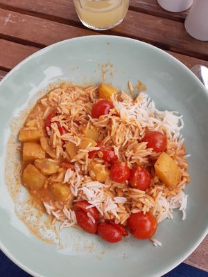 Curry with potatoes, tomatoes and rice at Tarte in Plon