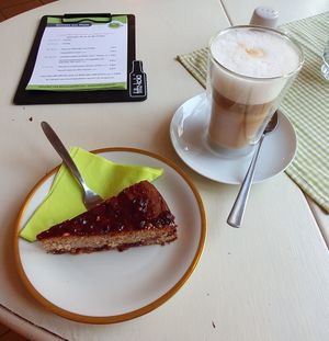 Und lecker..veganen Kuchen (Dinkel) mit Preiselbeerfüllung at Tarte in Plon