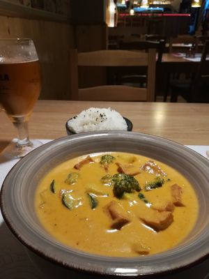 Massaman and caña at Dumplings in Barcelona