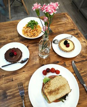 Club sandwich, fettuccine y tartas de chocolate 💚 at Siempre Viva in Mexico City