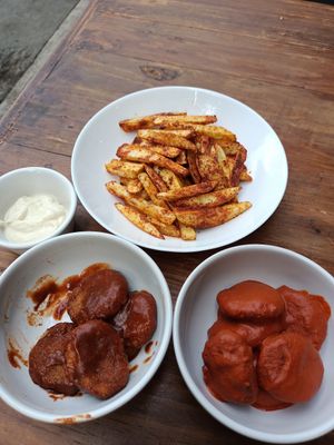 Alitas ardientes y Cajun de trigo y tofu , y papas at Siempre Viva in Mexico City