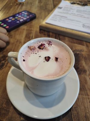 Rose latte, no recuerdo bien el nombre de la bebida pero lleva lavanda, rosas y jengibre. Cosa más deliciosa 😍 at Siempre Viva in Mexico City