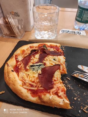 Pizza speck e gorgo at efrem in Turin