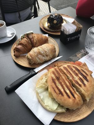 Croissant di crema di pistacchio, croissant col carbone vegetale, croccantino di Rocher, focaccia ripiena di forma io e prosciutto vegetale. Tutto è Plant Based. Buonissimo!   at efrem in Turin