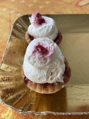 Crostatine con panna ai frutti di bosco   at efrem in Turin