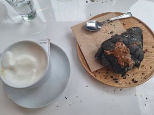 Cappuccino di soia e brioche al carbone con farcitura al Ferrero Rocher🌱😍 at efrem in Turin