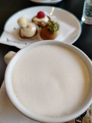 Cappuccino di soia e dolcetti at efrem in Turin