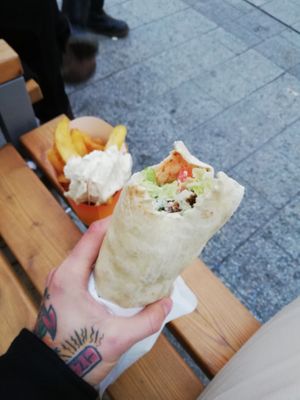 Falafeldürüm und Pommes mit veganer Aioli  at Frittzchen in Hannover