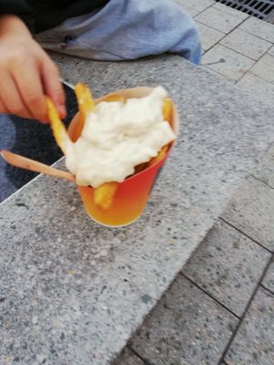 Pommes mit (sehr viel) veganer Mayo 😅😀 at Frittzchen in Hannover