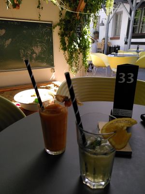 Vegan peach smoothie and lemonade, sand pit in background at Samocca in Quedlinburg