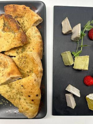 Focaccia with Vegan Cheese Tasting at MiBiò bistrot in Milan