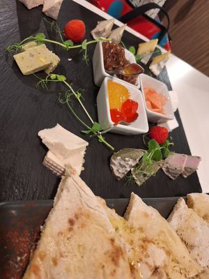 Tagliere di formaggi super at MiBiò bistrot in Milan