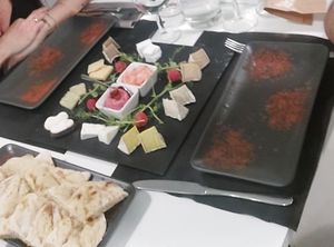 Degustazione di formaggi vegani at MiBiò bistrot in Milan