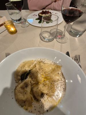 Ravioli di riso ripieni di ricotta di mandorle e limone at MiBiò bistrot in Milan