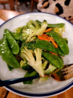 Broccoli and snow peas at Green Sprouts Vegetarian in Neutral Bay