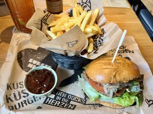 The Berlin Mitte mit Fritten und BBQ-Sauce  at Burgerheart in Nuremberg