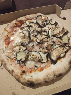 Pizza vegana de la huerta, brutal at El Garaje in Valencia