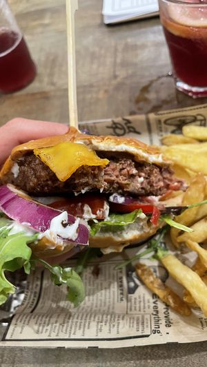 Hamburguesa con papas  at El Garaje in Valencia