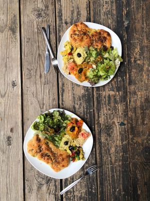 Selbstgebacktes Brot mit Kartoffelfüllung und verschiedenen Dips mit Salat  at Speicher in Tubingen