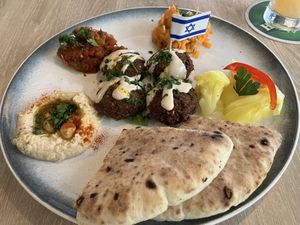 Falafel plate  at Millis Dining Bar ミリスダイニングバー in Sendai