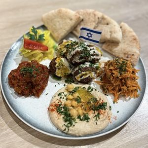 ファラフェルプレート (Falafel plate) ¥1690 at Millis Dining Bar ミリスダイニングバー in Sendai