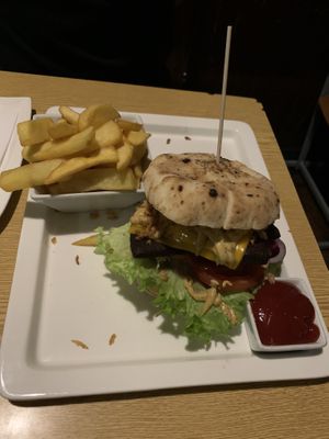 Fünfhaus Burger  #Veganuary at HAWIDERE in Vienna