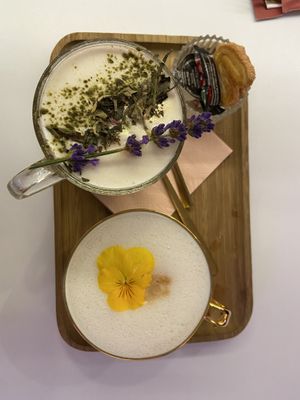Matcha Latte und Café mit Hafermilch   at Sofia in Oostende