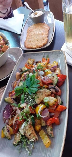 Gemüseplatte und Reibekuchen at Haus der Getreuen in Jever
