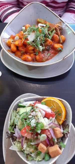 Gnocci in Tomaten-Knoblauchsauce mit Broccoli und grünen Bohnen, Beilagensalat mit Kräuter-Senf Dressing at Haus der Getreuen in Jever