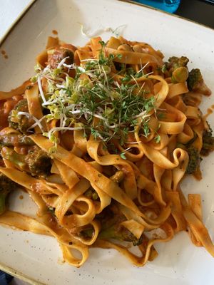 Tagliatelle mit Knoblauch-Tomatensoße und Brokkoli  at Haus der Getreuen in Jever