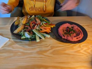 Hummusteller mit Kartoffelecken at Neighborhood in Kiel