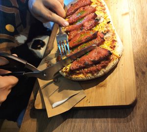 Cutting pizza with scissors at Vapiano in Dusseldorf