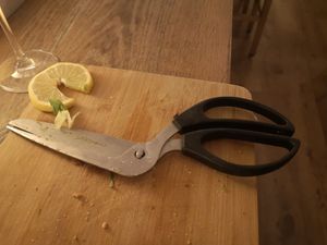 Cut the pizza at Vapiano in Dusseldorf