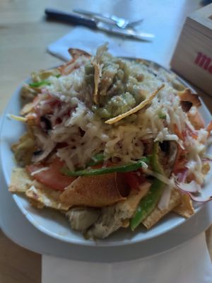 Nachos con queso vegano, tómate, guacamole y alcachofas at Hostel La Parra in Bakio