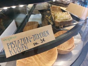 Pistacchio lemon cake at Urfa Tadi in Hamburg