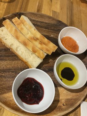 If you make a reservation, the focaccia plate is served on the house.   at local EAT in Seoul