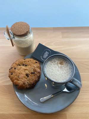 Cookies and Latte almond macchiato  at La Cuisine de Georgette in Huy