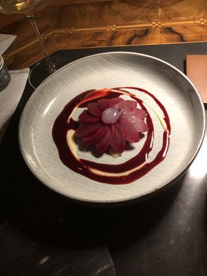 Vorspeise: Rote Rübe mit Holunderbeere  at TIAN am Burg - Pop Up in Lech