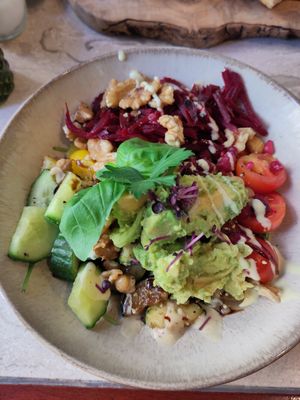 Vegane Bowl, leider ohne Sättigungs-Beilage at Café Lebenslust in Rothenburg Ob Der Tauber