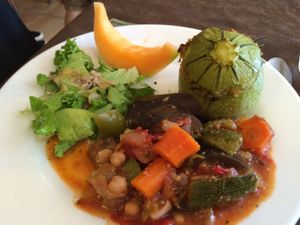 plat : courgette ronde farcie au boulgour de riz aux légumes et ras el hanout + légumes et pois chiches à la niçoise   at IZBA in Perigueux