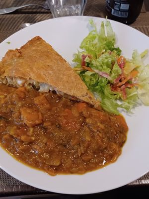 Les photos ne rendent pas forcément bien mais c'est une très bonne tarte avec une sorte de dahl at IZBA in Perigueux