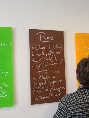 Le propriétaire en train d'écrire le menu du jour at IZBA in Perigueux