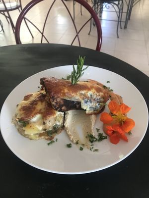Humus and seitan roll at Marie e Oli's in Armacao De Pera