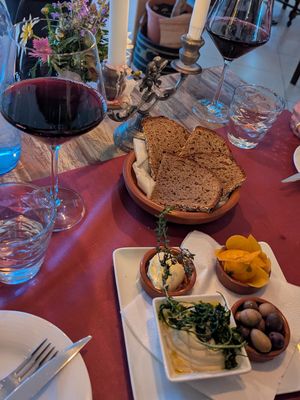 Vegan snacks and wine at Marie e Oli's in Armacao De Pera