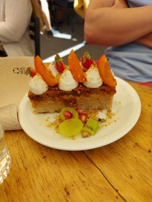Tarte aux abricots : pas mal mais les abricots manquaient de maturité at Soya Cantine Bio in Paris